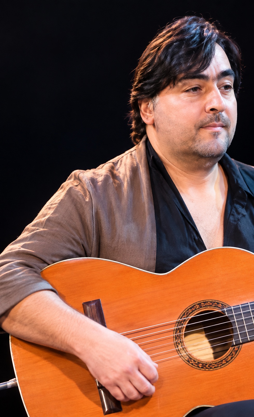 Sebastián Matías tocando la guitarra